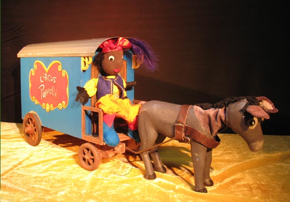Piet en ezel voor de circuswagen